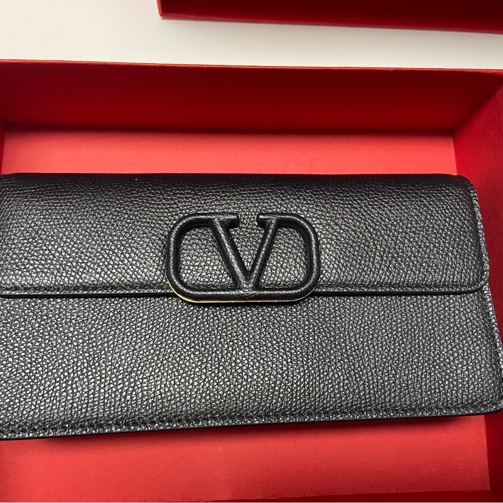 Valentino Garabani Vlogo wallet on chain. Brand NWT